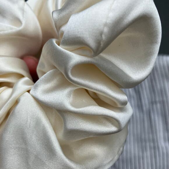 Light gold / champagne satin oversized jumbo scrunchie Urban Outfitters glam - Picture 5 of 5